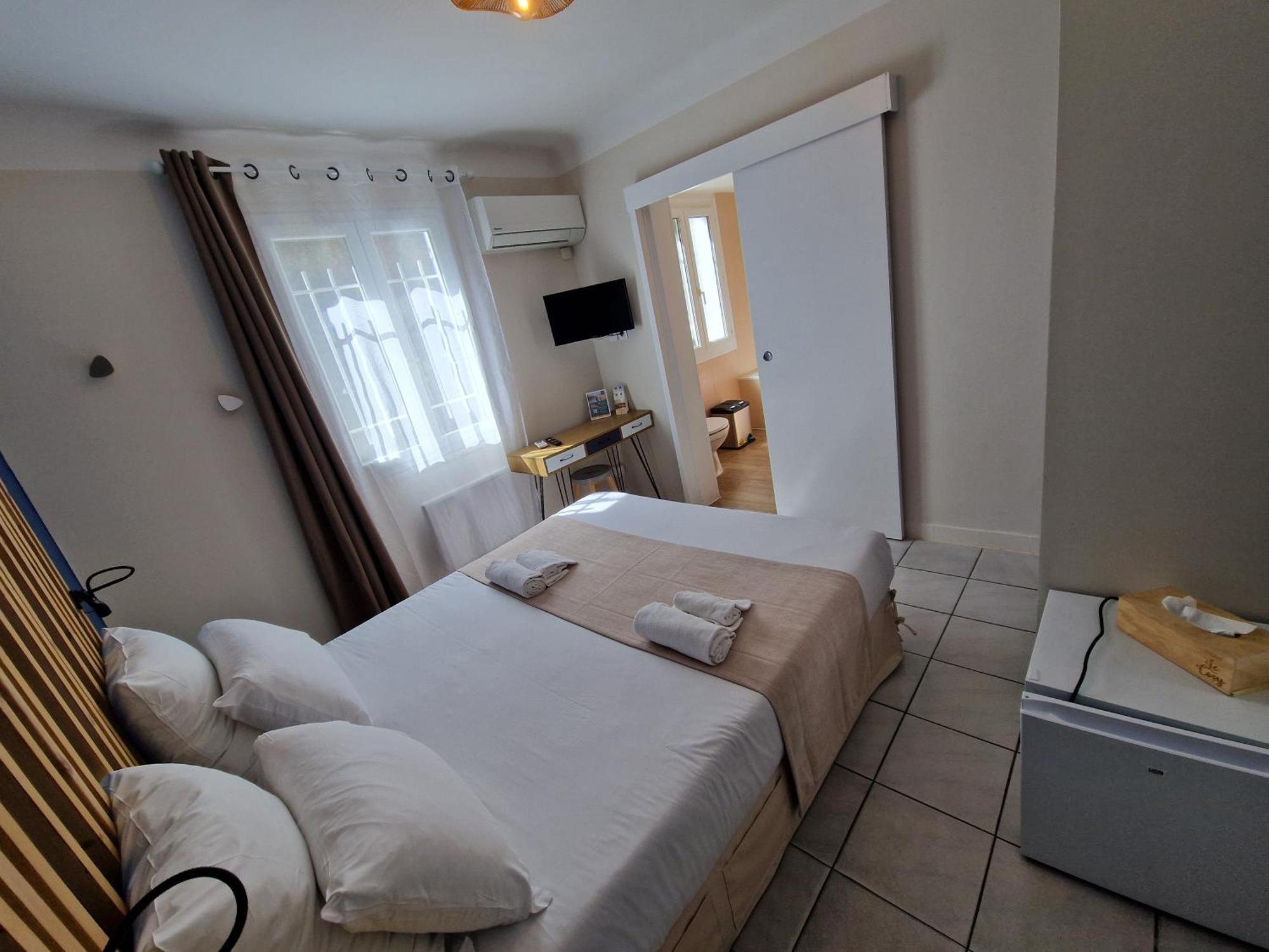 Hotel Le Cosy Saint Aygulf Esterno foto