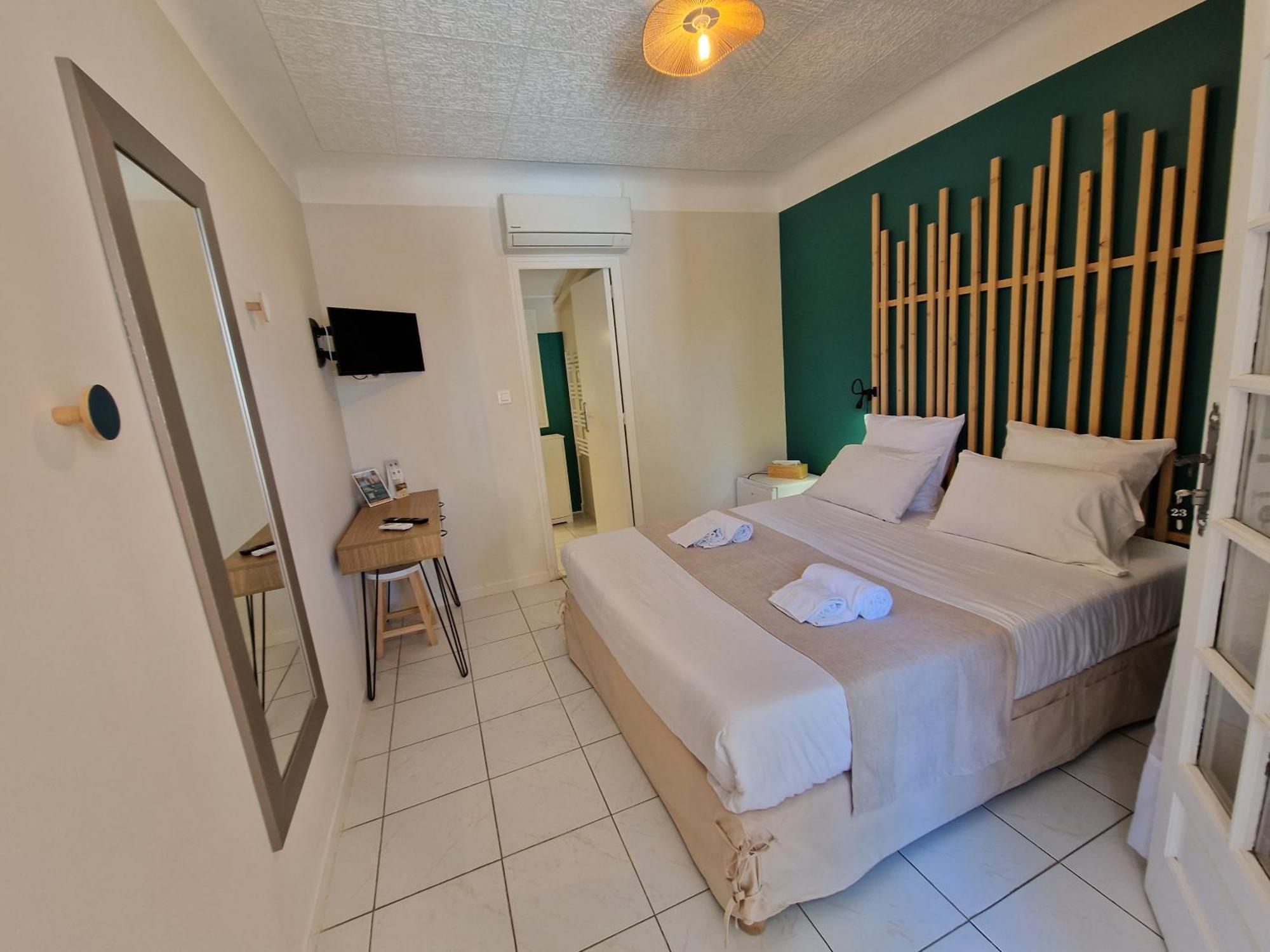 Hotel Le Cosy Saint Aygulf Esterno foto
