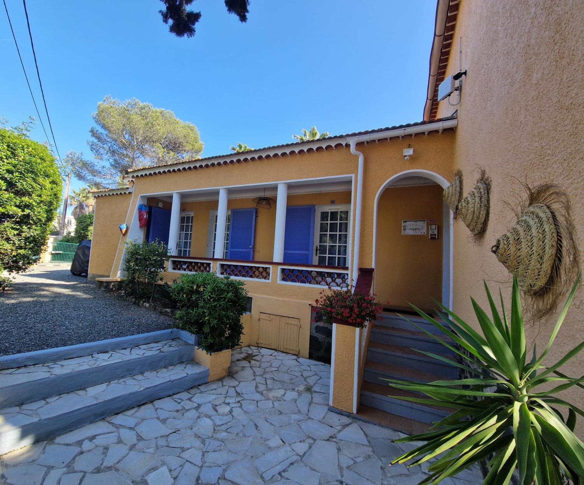 Hotel Le Cosy Saint Aygulf Esterno foto
