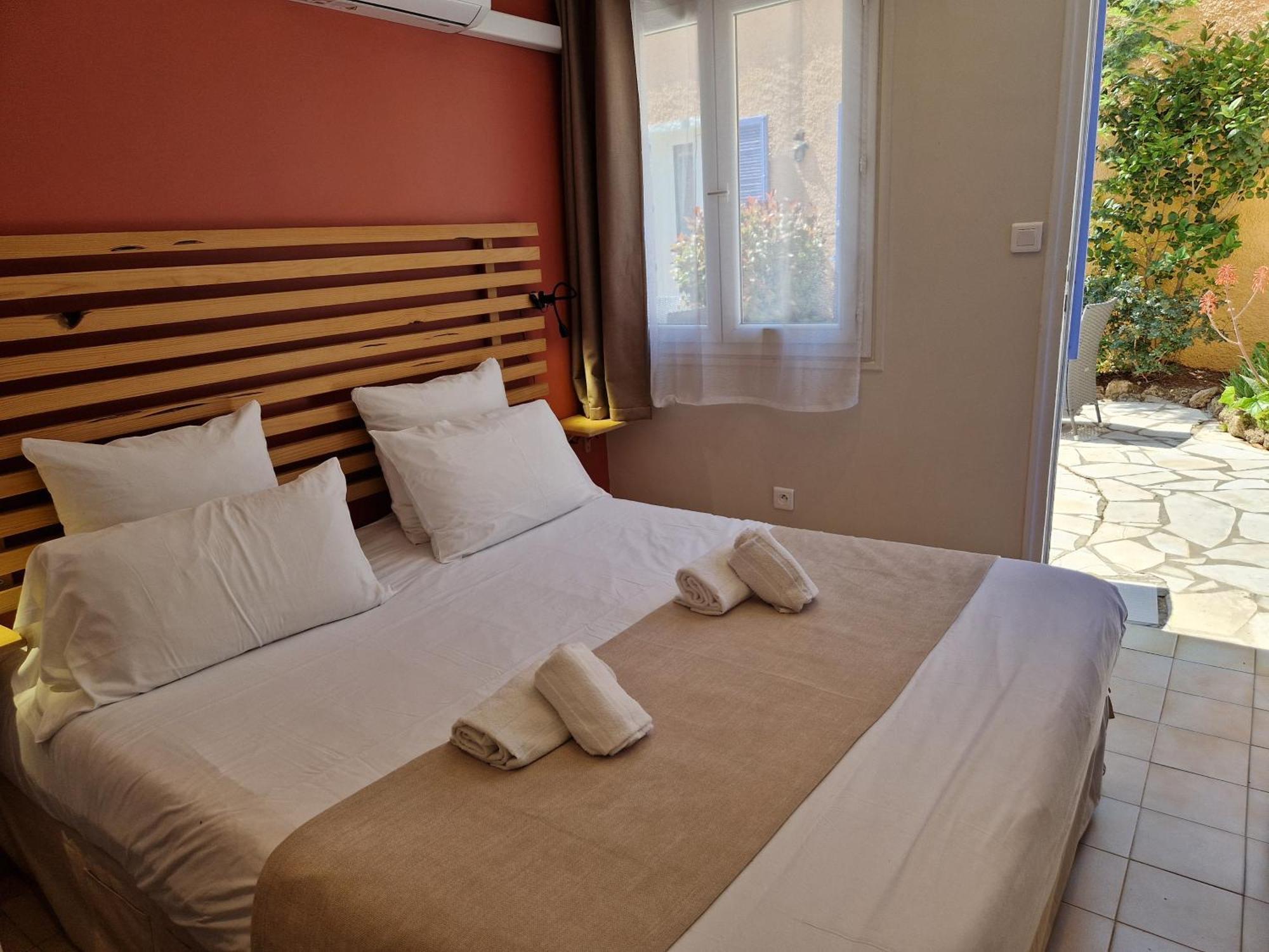 Hotel Le Cosy Saint Aygulf Esterno foto